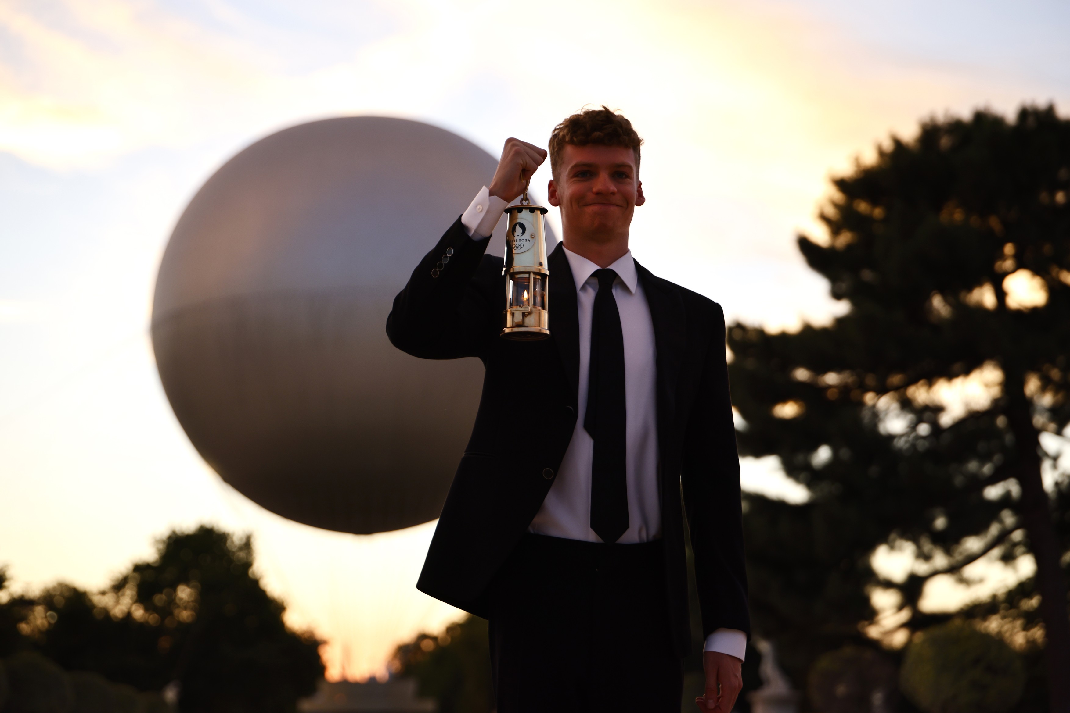 Jocurile Olimpice s-au încheiat cu o ceremonie spectaculoasă pe Stade de France. Tom Cruise a preluat ștafeta, după o cascadorie inspirată din filmele „Misiune Imposibilă”