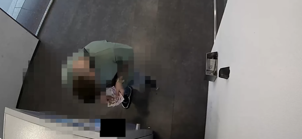 Vádat emeltek a férfi ellen, aki elkérte a barátja telefonját és 19 millió forintot utalt át a saját számlájára – videó