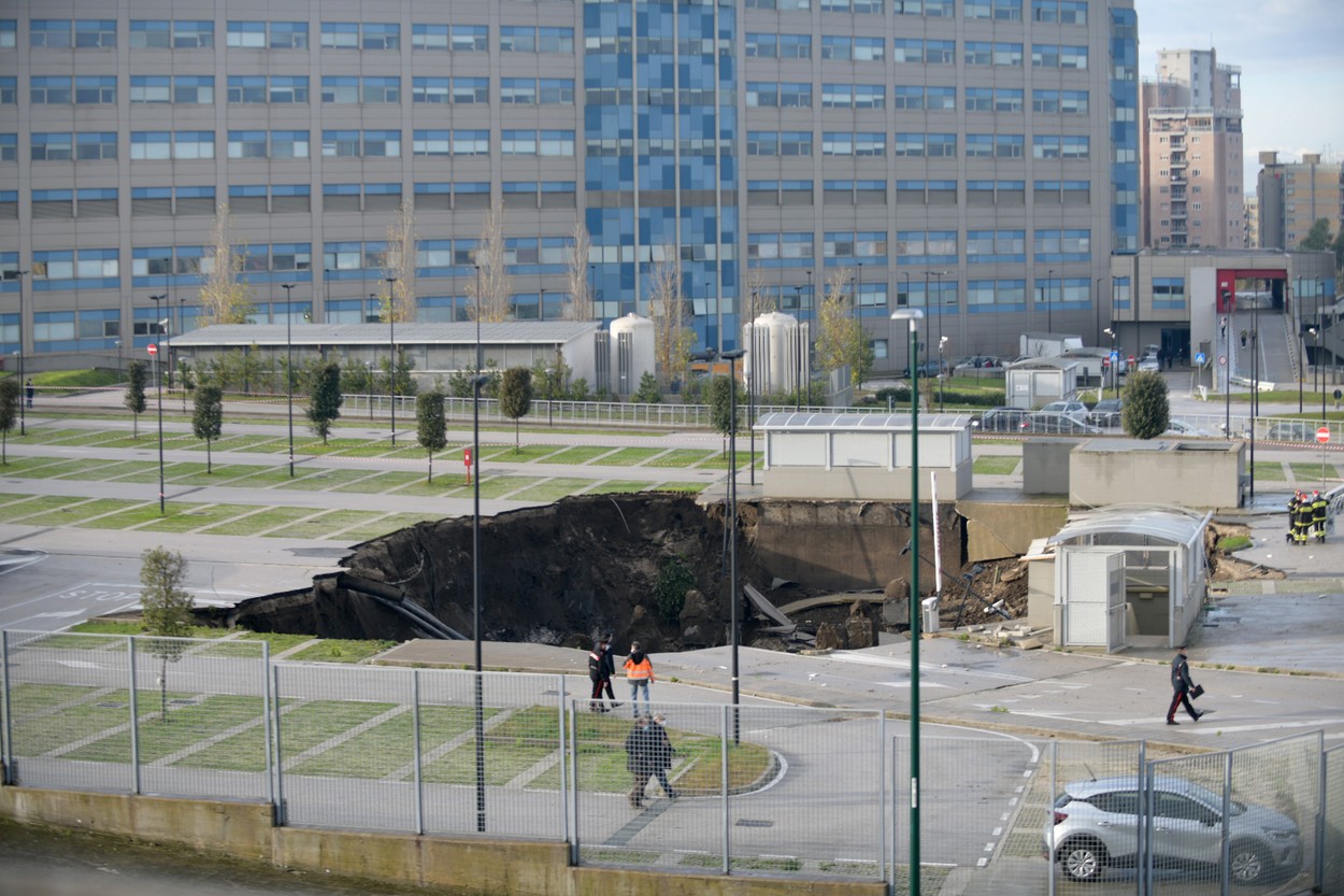 VIDEO | Explozie lângă un spital COVID din Napoli. S-a format un crater uriaș, clădirea a fost evacuată