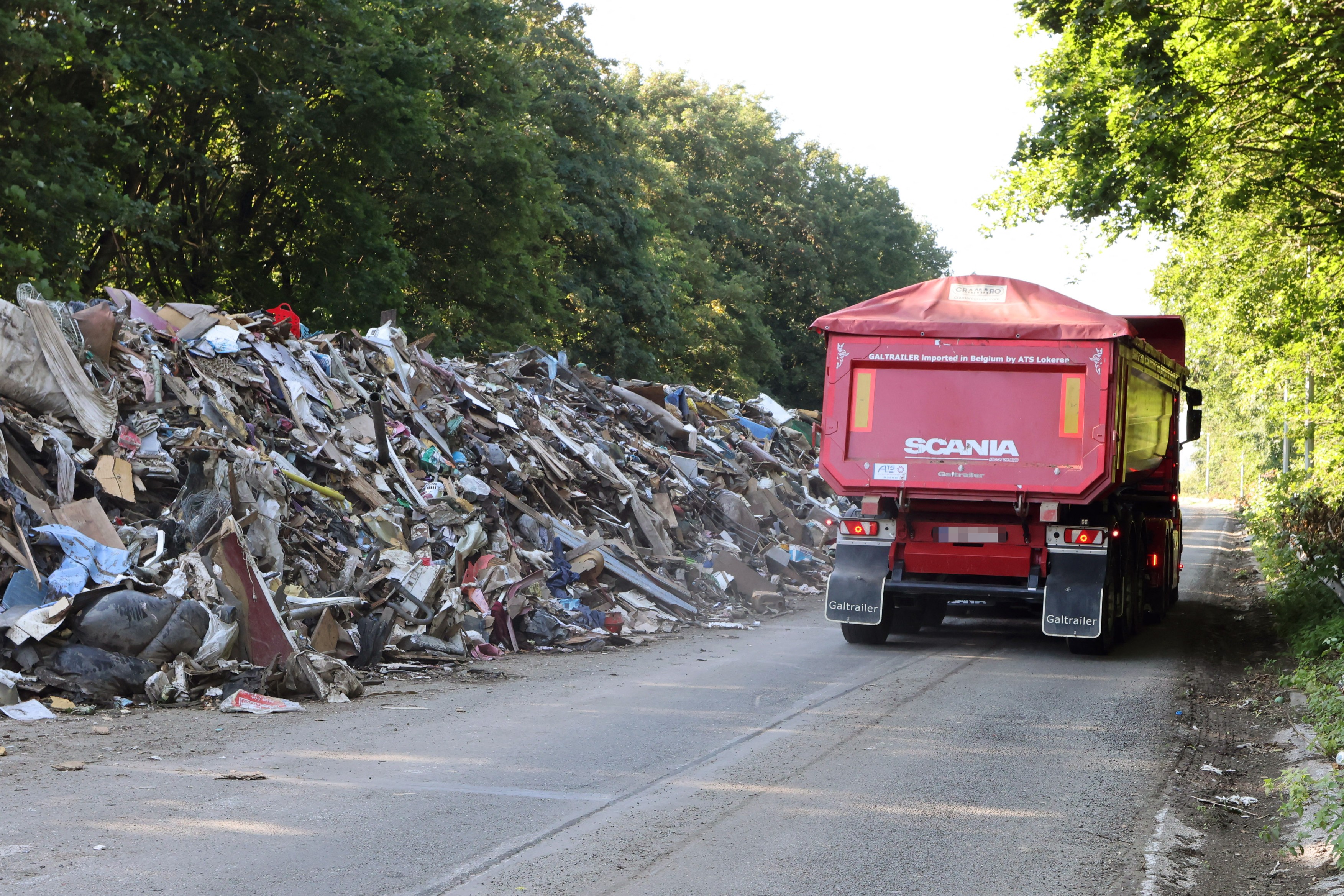 Imaginile dezastrului: O autostradă din Belgia, transformată în groapă de gunoi după inundațiile catastrofale din iulie