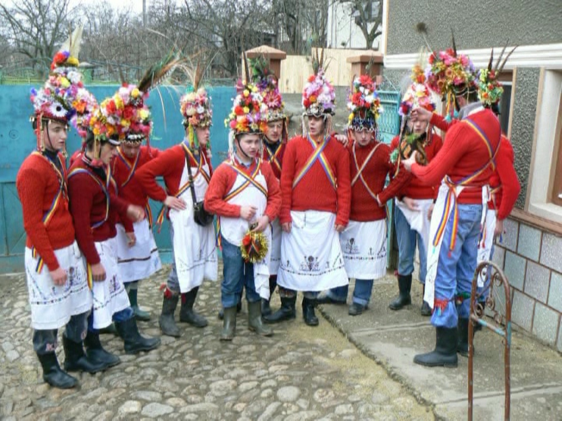 REPORTAJ/Tradiții în Ardeal: "Butea feciorilor", un obicei de Crăciun păstrat de sute de ani în judeţul Alba/FOTO