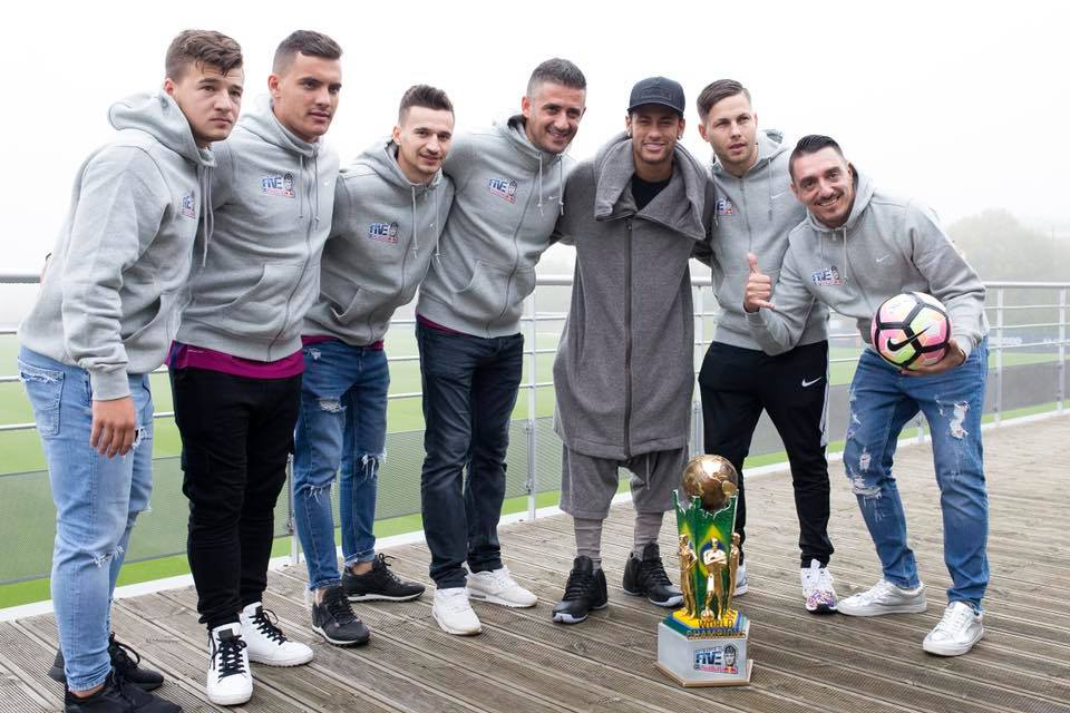 Neymar a primit cadou steagul României și un clop de oșan de la campionii mondiali la fotbal 5 la 5 / GALERIE FOTO&VIDEO