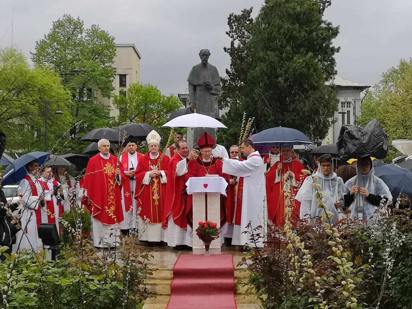 FOTO & VIDEO / Catolicii sărbătoresc azi Floriile. Procesiunea de pe străzile Capitalei s-a desfășurat pe ploaie