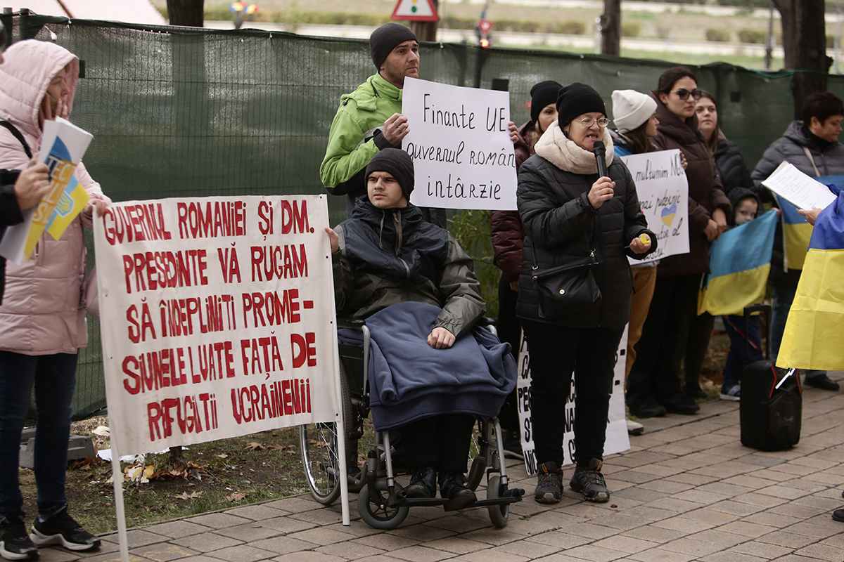 „Încercăm să nu consumăm prea multă apă sau lumină”. Protestul ucrainenilor refugiați în România care nu au primit banii promiși de Guvern