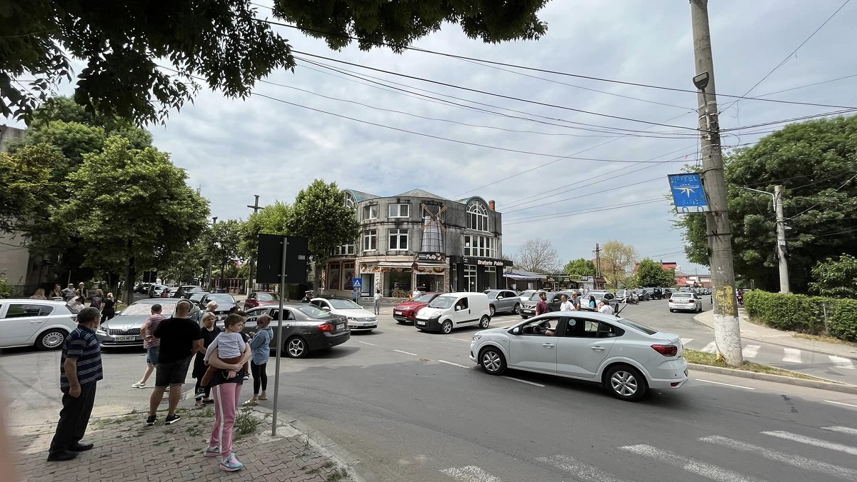 Orașul Giurgiu e blocat de mașinile turiștilor care stau peste 3 ore la coadă pentru a trece granița în Bulgaria. VIDEO