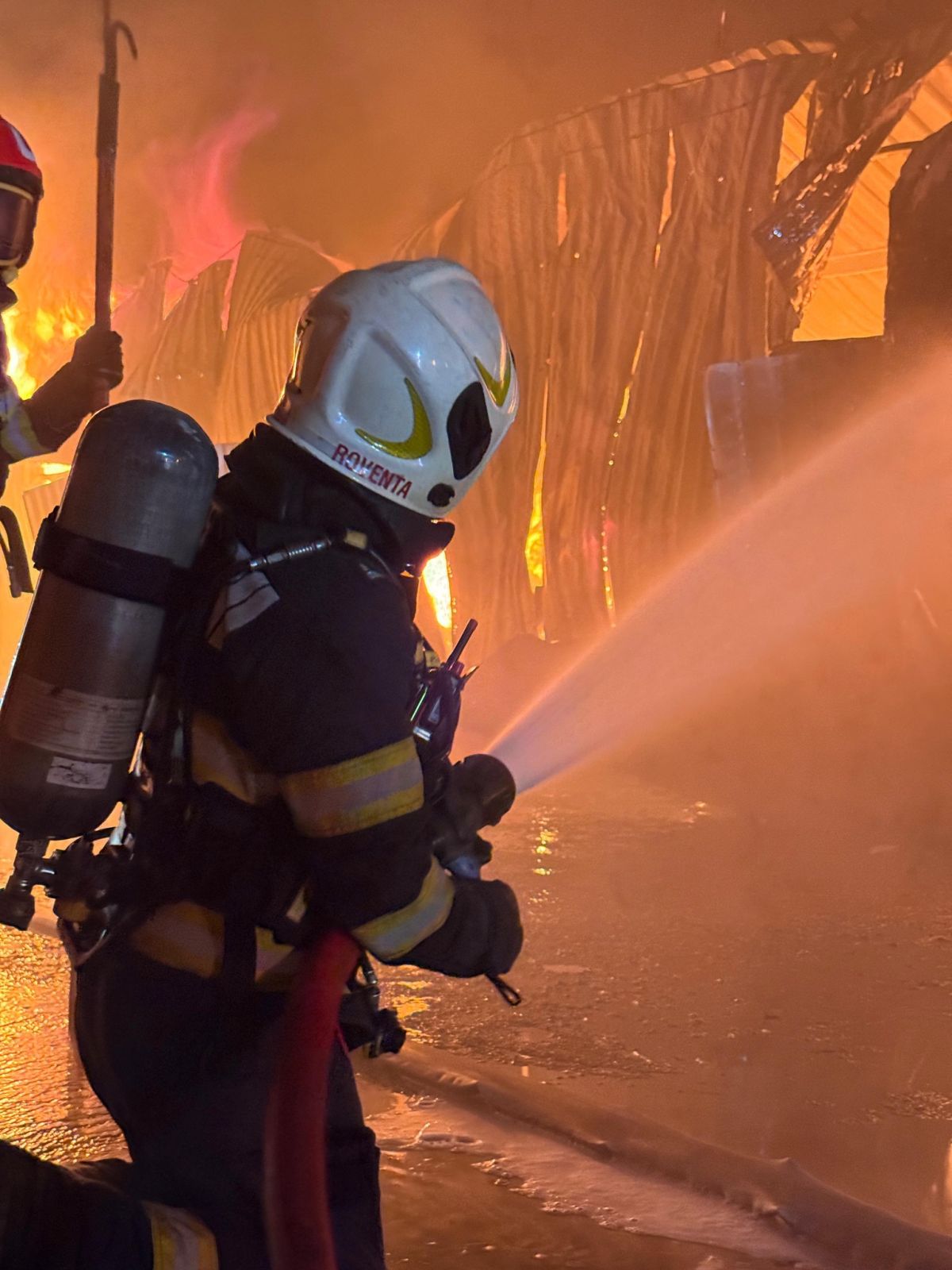 Incendiu la complexul Dragonul Roșu. O hală s-a prăbușit parțial, iar autoritățile au emis mesaj RO-Alert