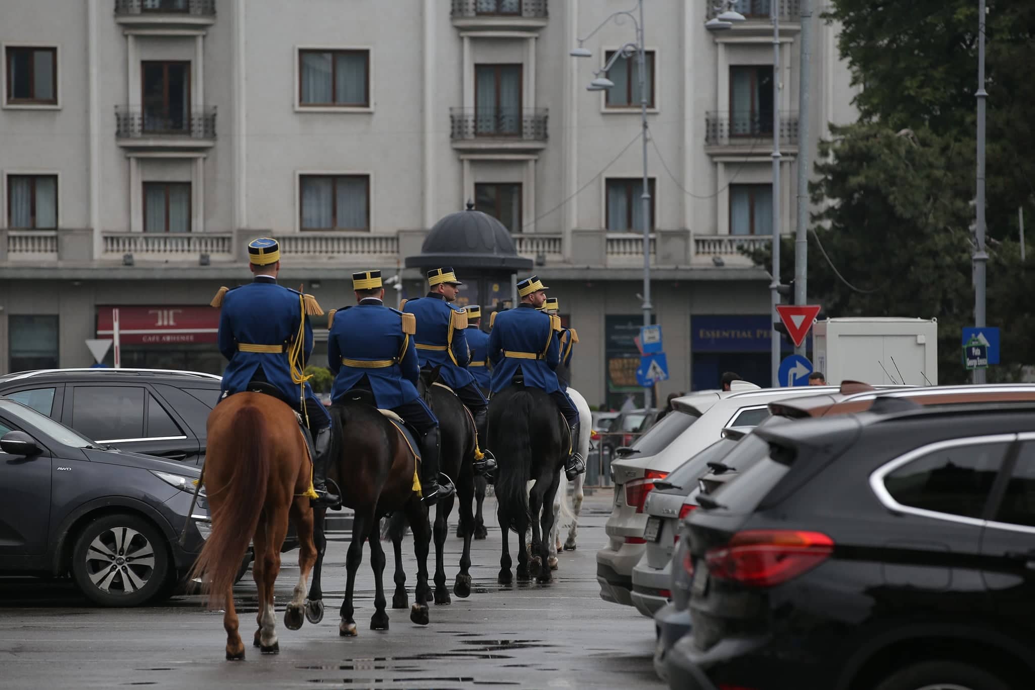 UPDATE. Ziua Regelui, marcată prin manifestări culturale. Ceremonie militară şi depuneri de coroane de flori la statuia Regelui Carol I din Piaţa Palatului Regal | FOTO&VIDEO