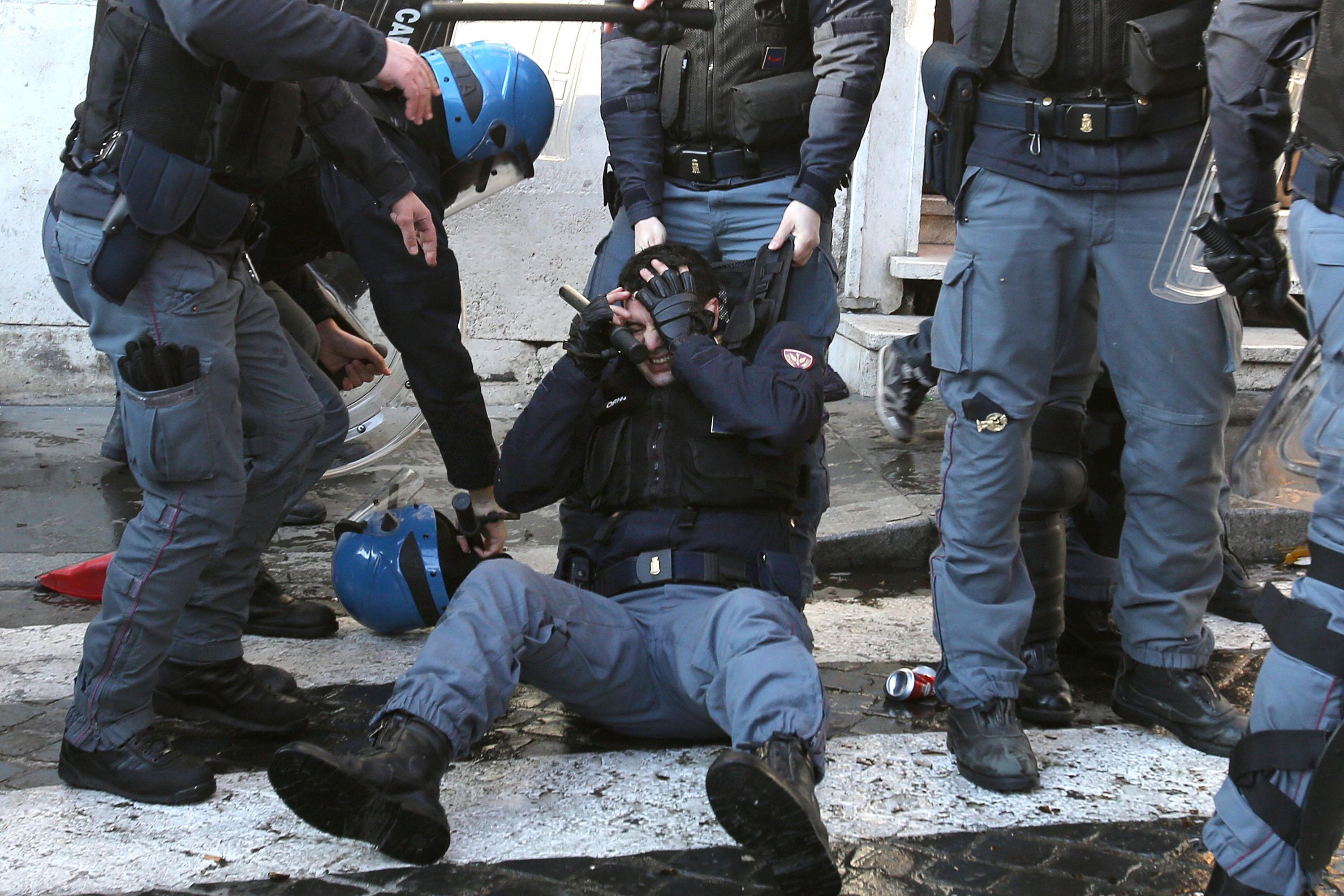 Barbarii din galeria lui Feyenoord au făcut prăpăd la Roma! / GALERIE FOTO