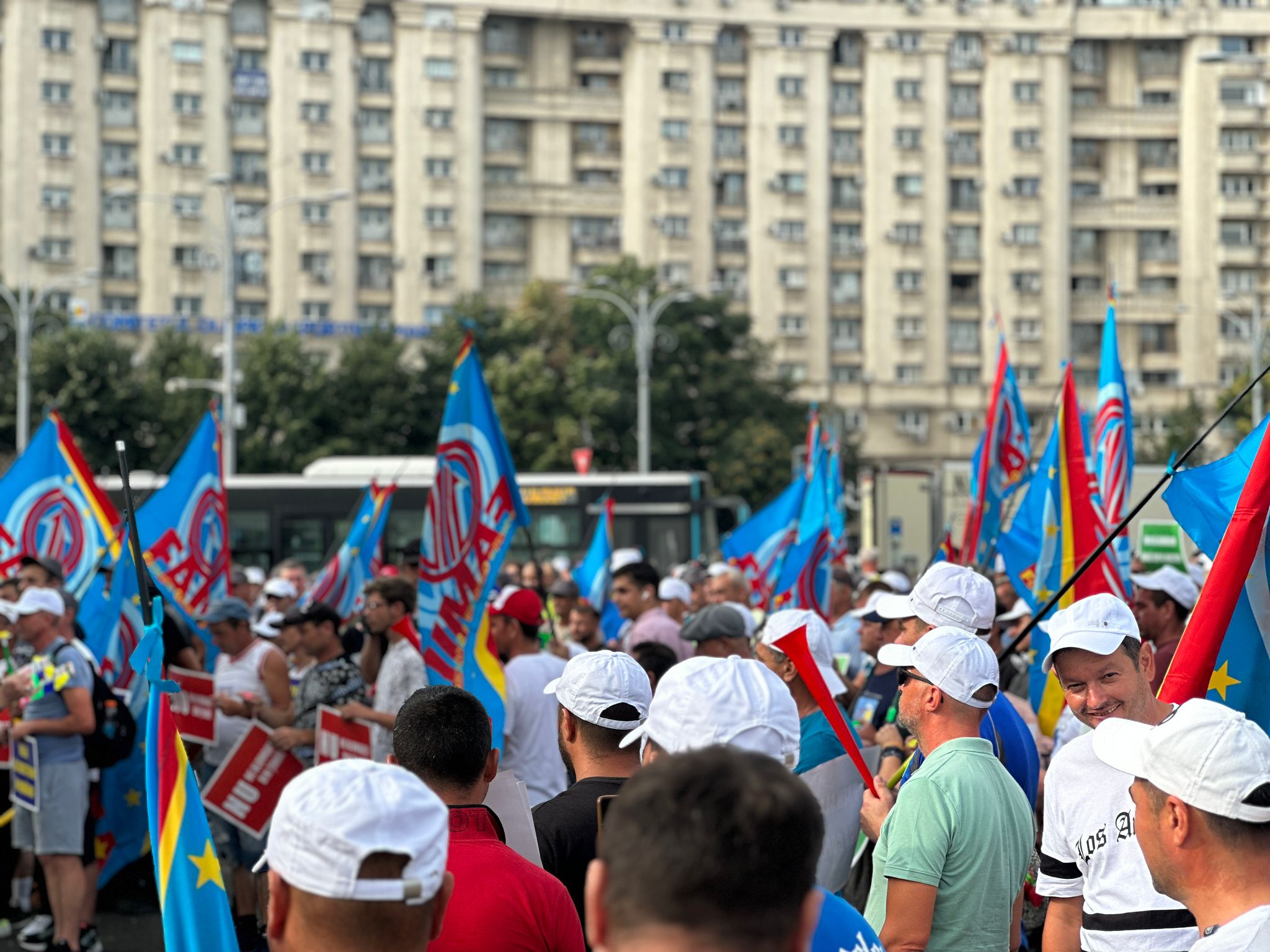 Constructorii protestează în faţa Guvernului. Sindicaliștii acuză Executivul că vrea să le elimine facilităţile fiscale