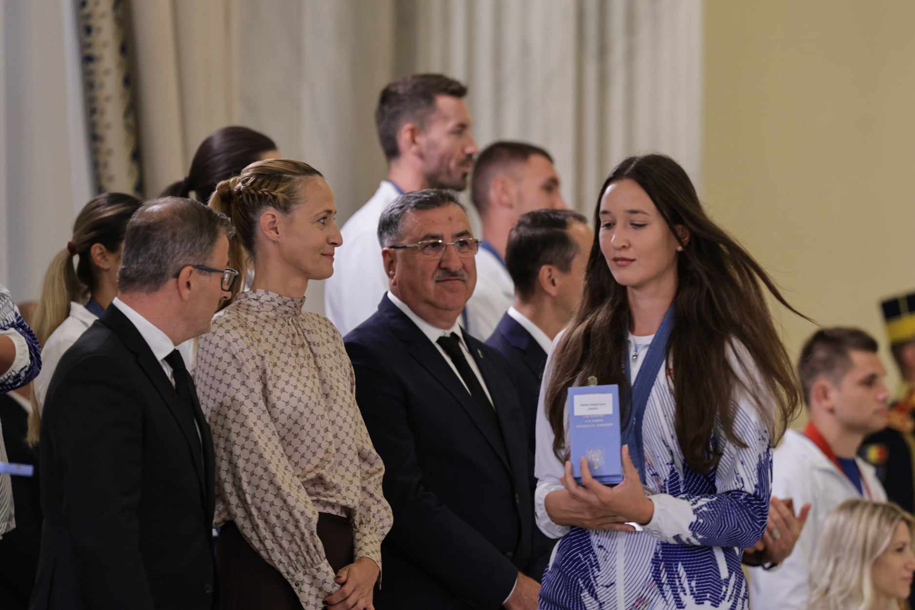 Gafă a președintelui Iohannis la decorarea medaliaţilor de la JO Paris. A spus „comemorarea”, în loc de „ceremonia” | VIDEO
