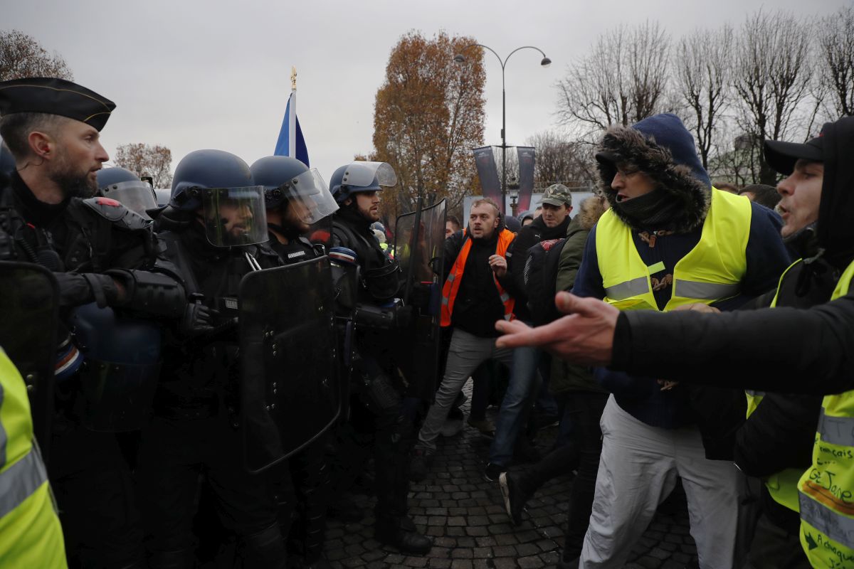 FOTO | Mesajul lui Emmanuel Macron pentru protestatarii „Vestele Galbene” care s-au confruntat cu jandarmii în Paris: „Ruşine să le fie”