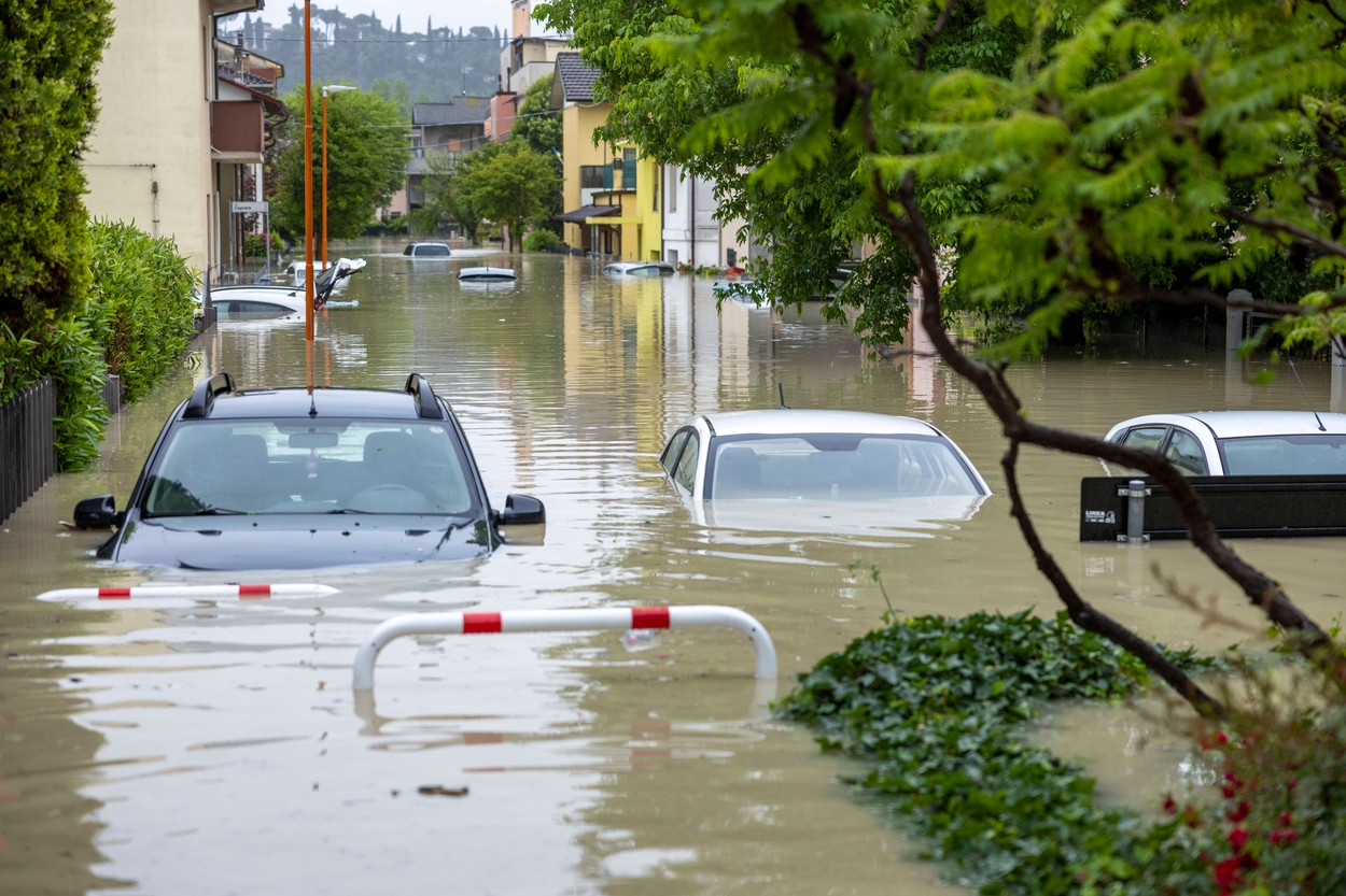 „Ceva nemaiîntâlnit în acest secol. Trebuie să ne pregătim, aceasta este criza climatică”. Italia caută o explicație pentru inundațiile catastrofale