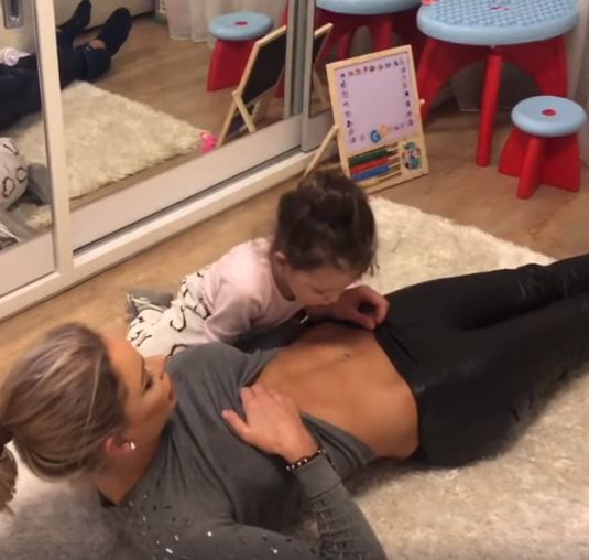 Bianca Drăgușanu, momente de tandrețe cu fiica ei. Discuție despre buric în intimitatea casei | FOTO & VIDEO