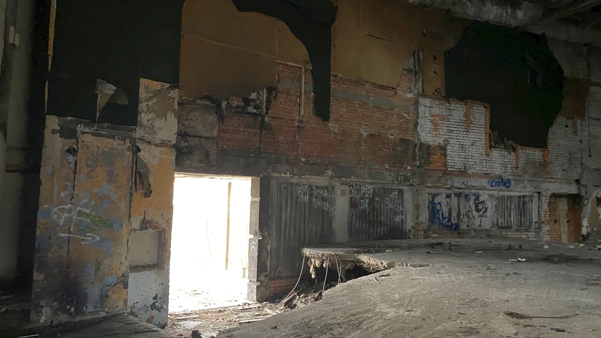 Cum arată la interior cinematograful Giulești, abandonat de autoritățile locale de mai bine de 20 de ani. Disputa dintre edili pe clădirea-simbol a cartierului
