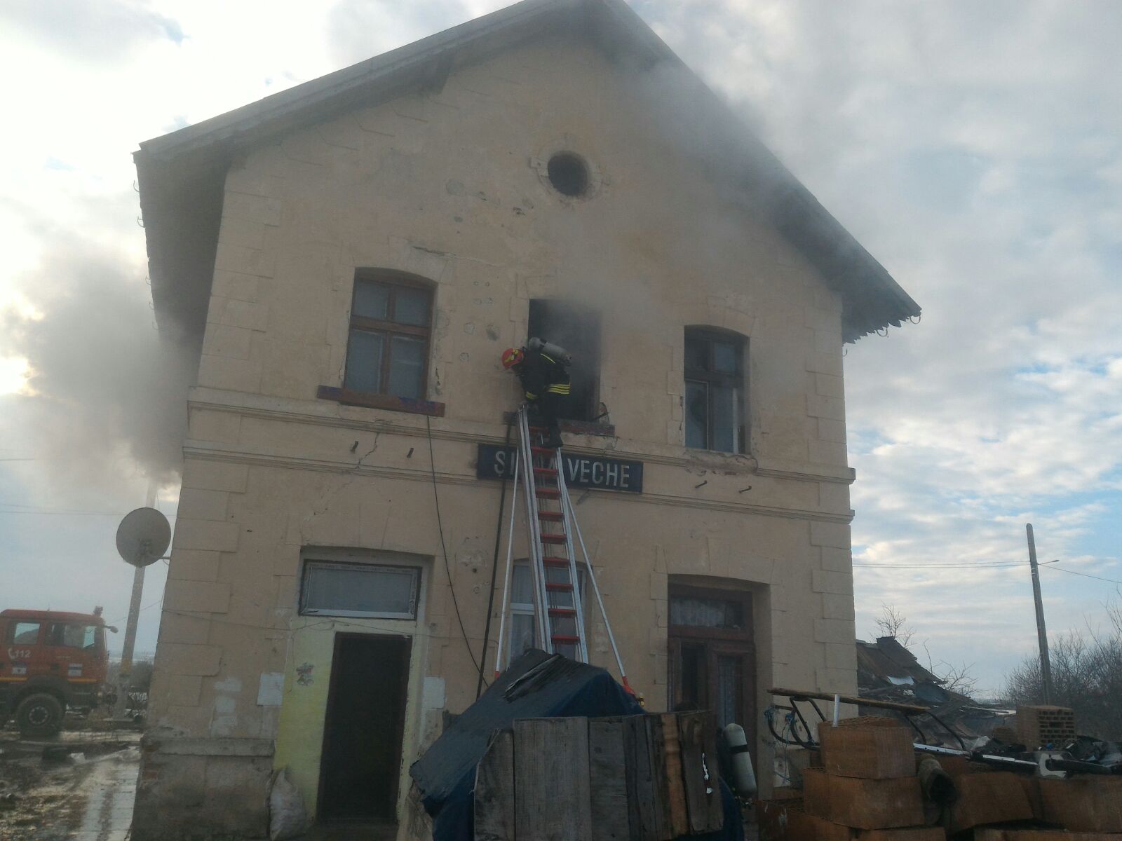 O mamă şi copilul ei au suferit arsuri grave într-un incendiu în judeţul Braşov. Femeia, care a încercat să-și salveze copilul din flăcări, a murit la spital/ FOTO