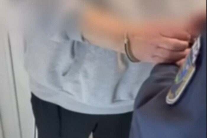 Késett a busz, lefejelte a sofőrt a férfi