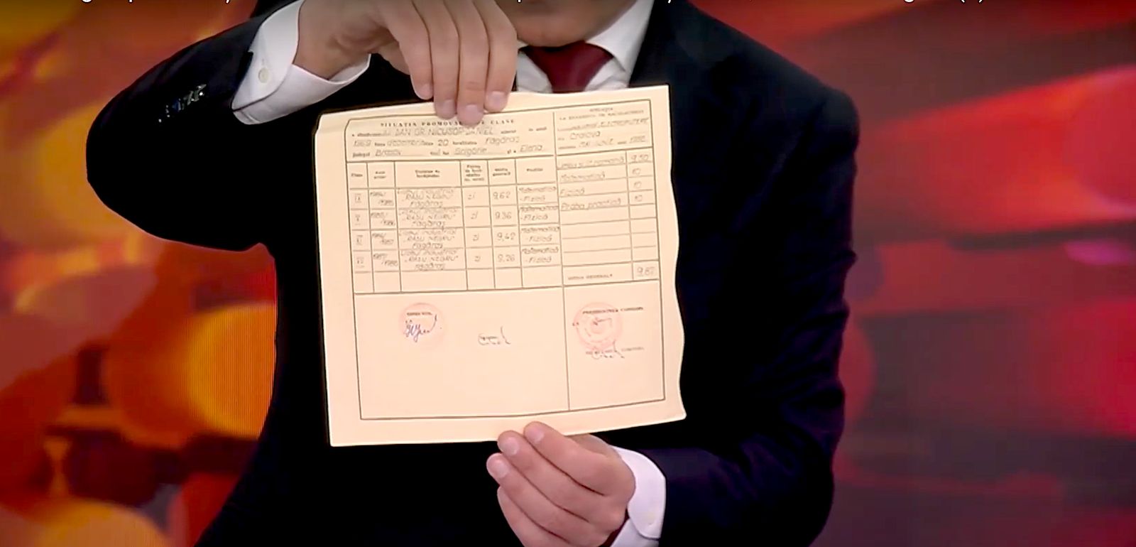 Nicușor Dan a venit cu diploma de bacalaureat, în original, la dezbatere. Ce note a luat la probe