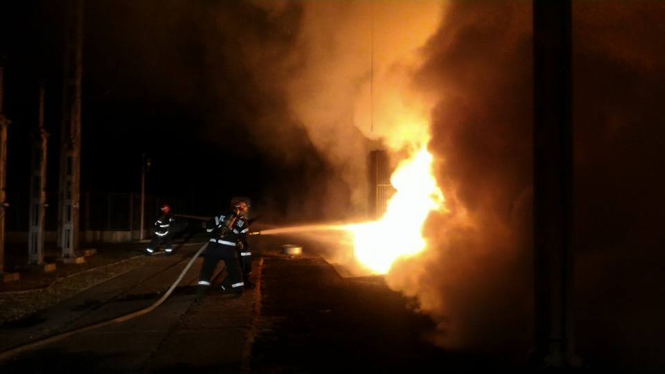 Incendiu violent în Timișoara. Flăcările uriașe au cuprins un transformator electric