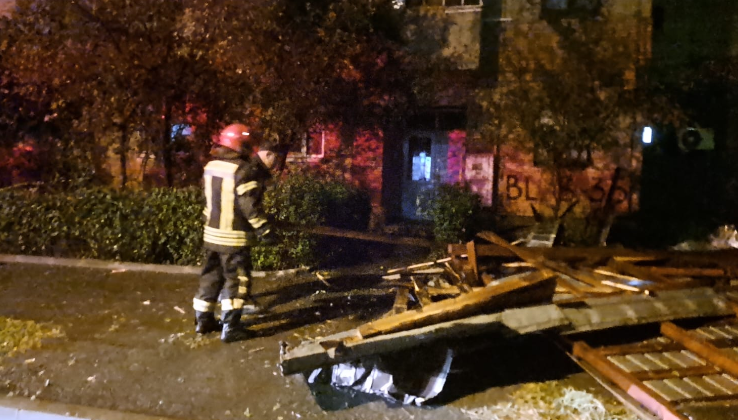 Mașini luate de ape, copaci doborâți și acoperișuri smulse de vânt, după o vijelie puternică la Craiova