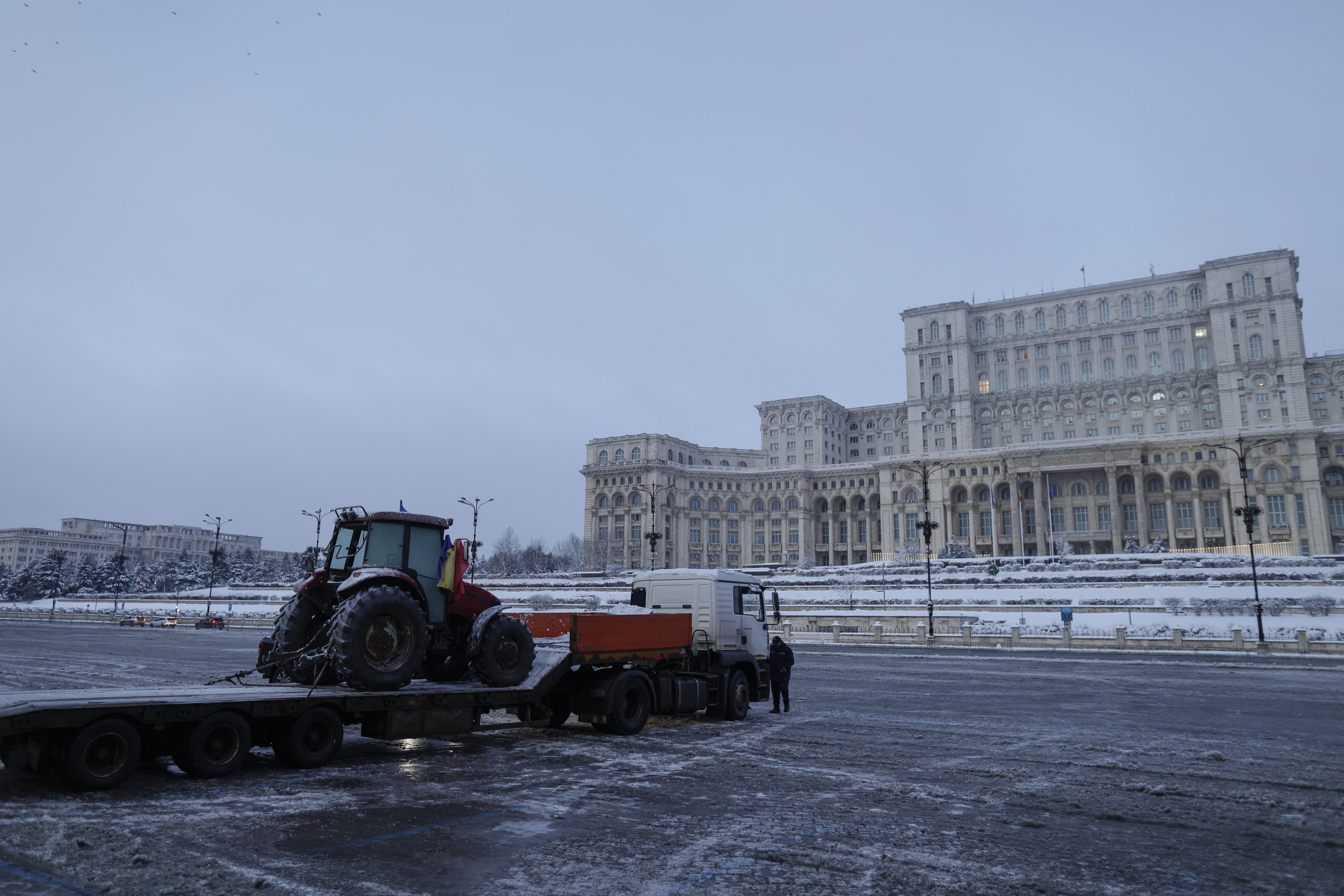 Un singur camion cu un tractor pe platformă a fost în prima zi a protestului de trei zile din Piața Constituției. Ce s-a anunțat pentru ziua de luni