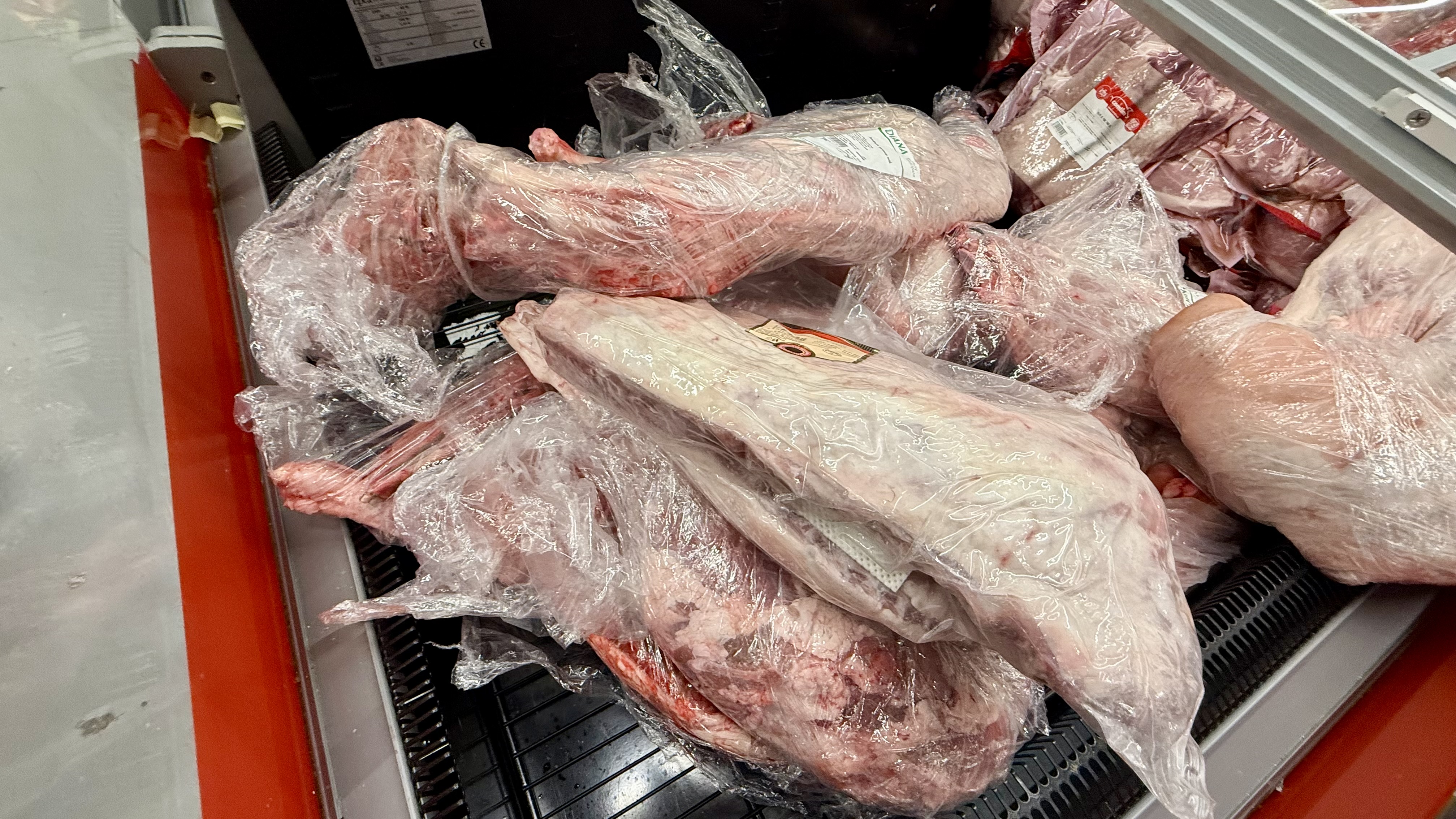 Cât costă kilogramul de carne de miel în supermarket? Mult mai scump decât în piață!