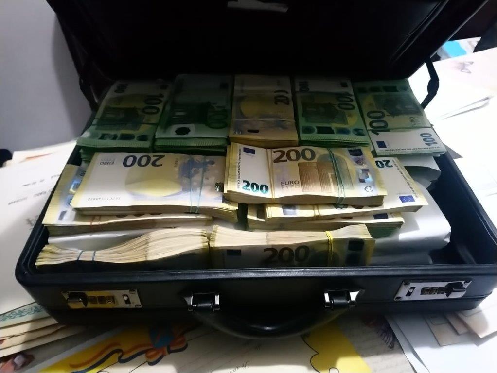 Cum funcționa rețeaua care elibera fraudulos permise auto la Suceava. Prețul unui permis: până la 6.000 de euro. Imagini cu mita găsită de procurorii DNA