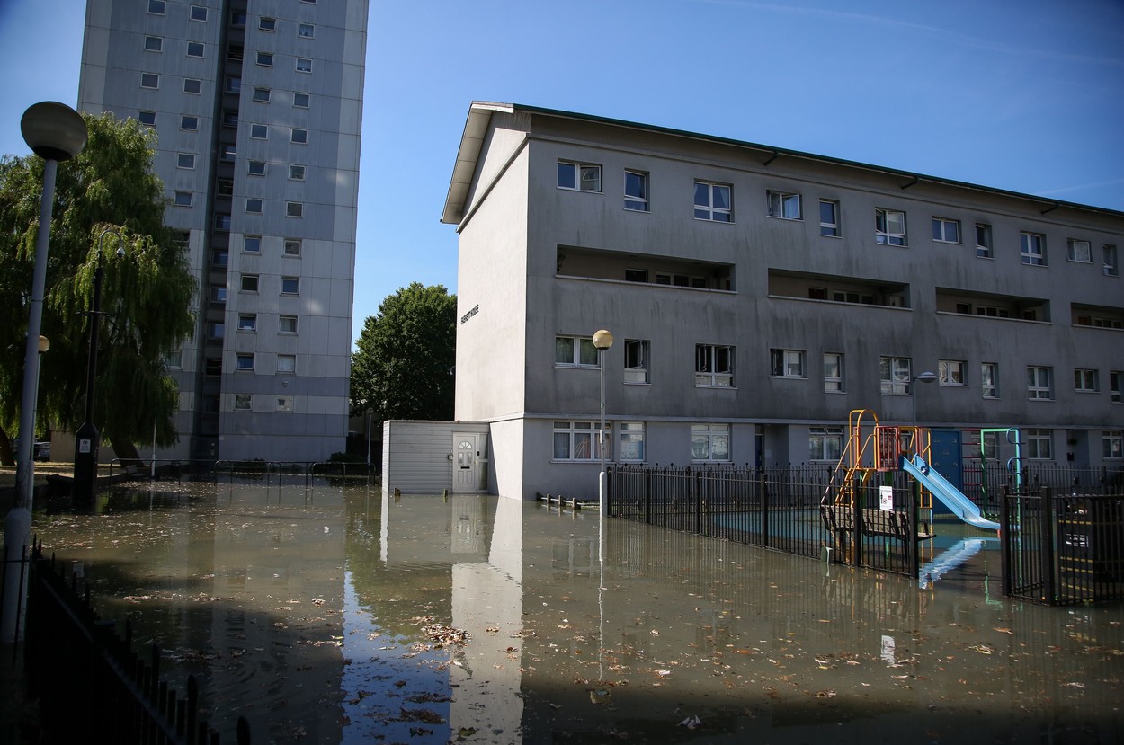 O conductă spartă a inundat un cartier întreg din nordul Londrei. Zeci de case au fost avariate