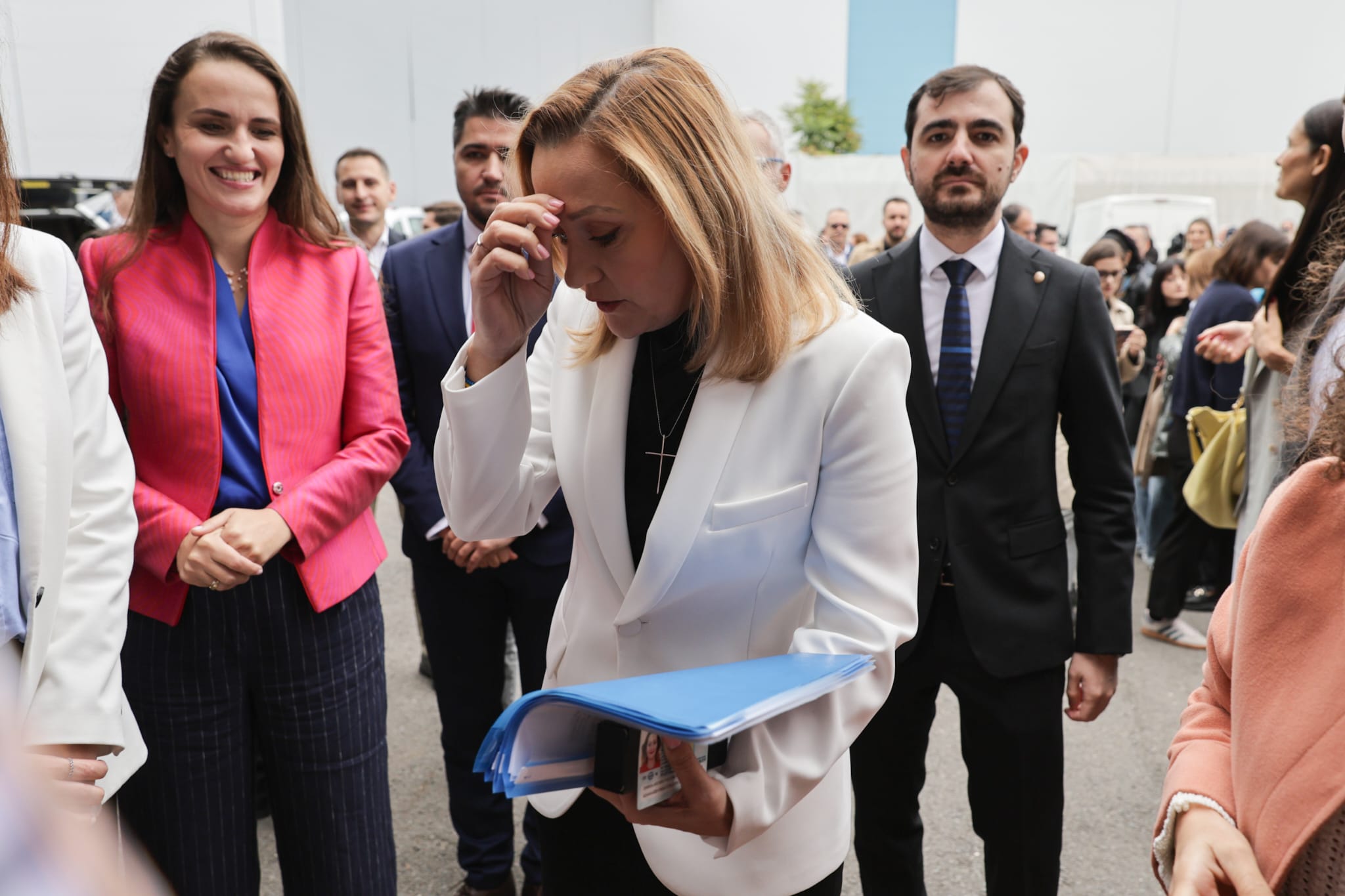 Elena Lasconi și-a depus candidatura la prezidențiale. Atac la Nicolae Ciucă: „Asta știe să facă, să execute ordine” | VIDEO