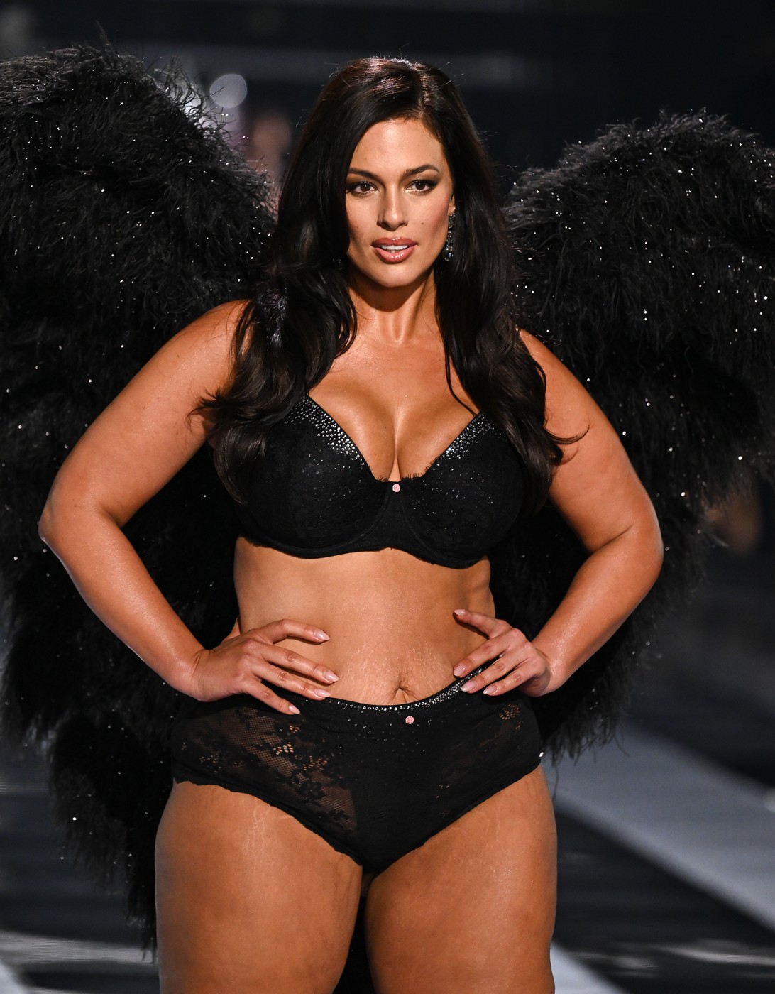 Modelul plus-size care a impresionat la Victoria's Secret Fashion Show 2025. Ashley Graham a purtat lenjerie intimă neagră