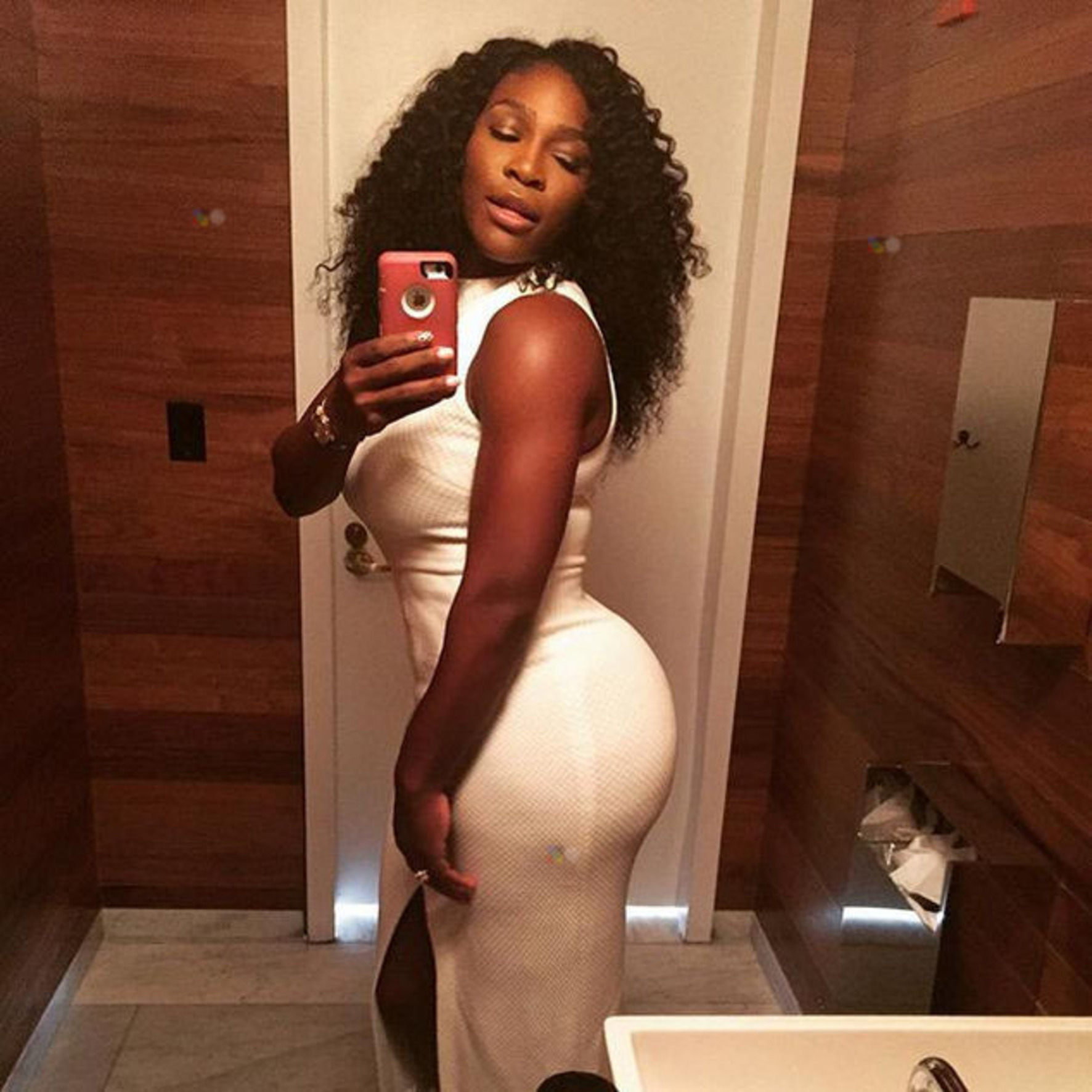 Simona Halep a prins top 10 al celor mai sexy jucătoare de tenis din 2015. Românca este depășită și aici de Serena Williams, liderul clasamentului WTA, și de Maria Șarapova, “coșmarul” ei | GALERIE FOTO
