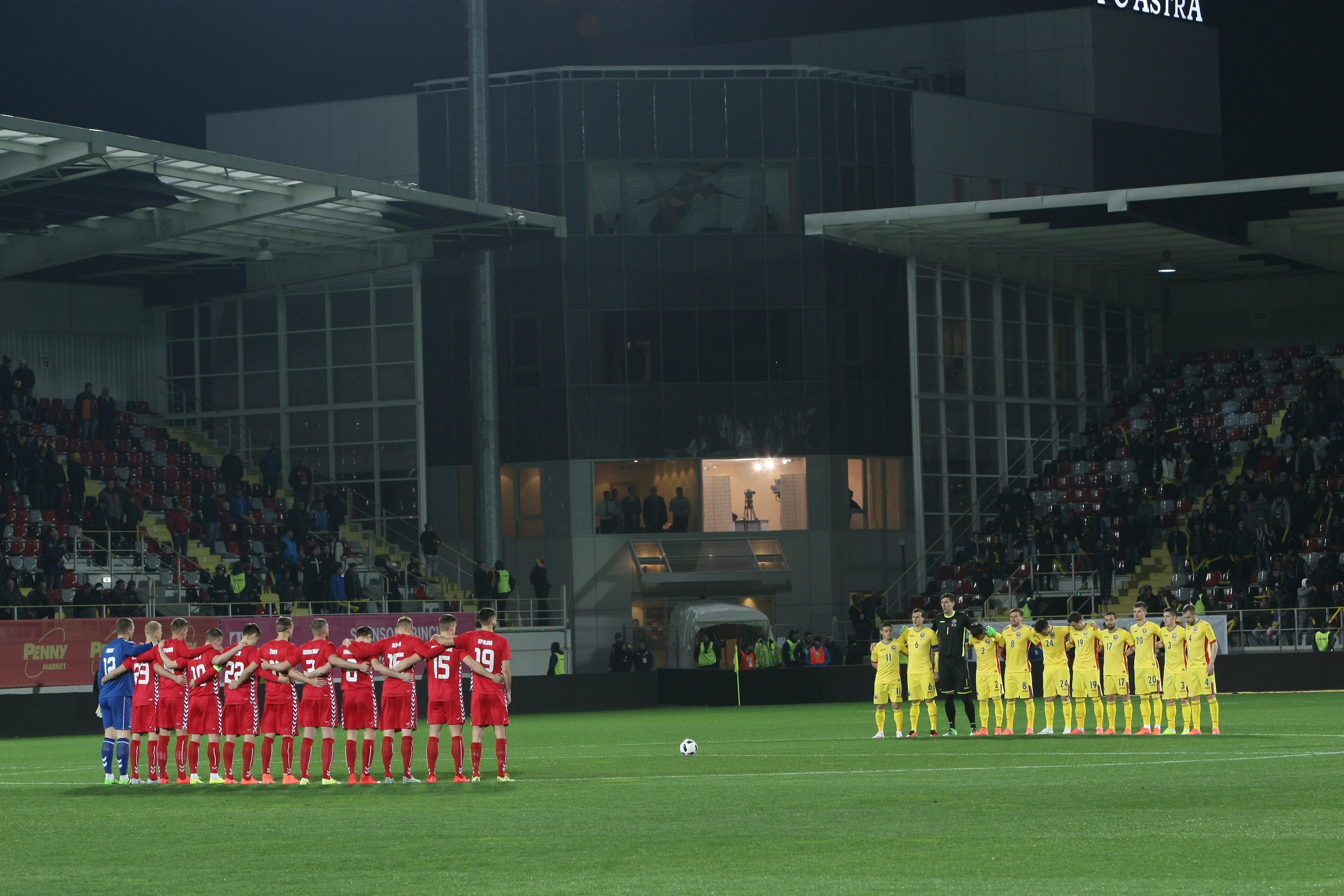 Amical, România - Lituania 1-0. Puiule, EL e Dumnezeul tău, nu icoanele! ^Debutantul Nicușor Stanciu a decis meciul / LIVEBLOG&FOTO&&VIDEO