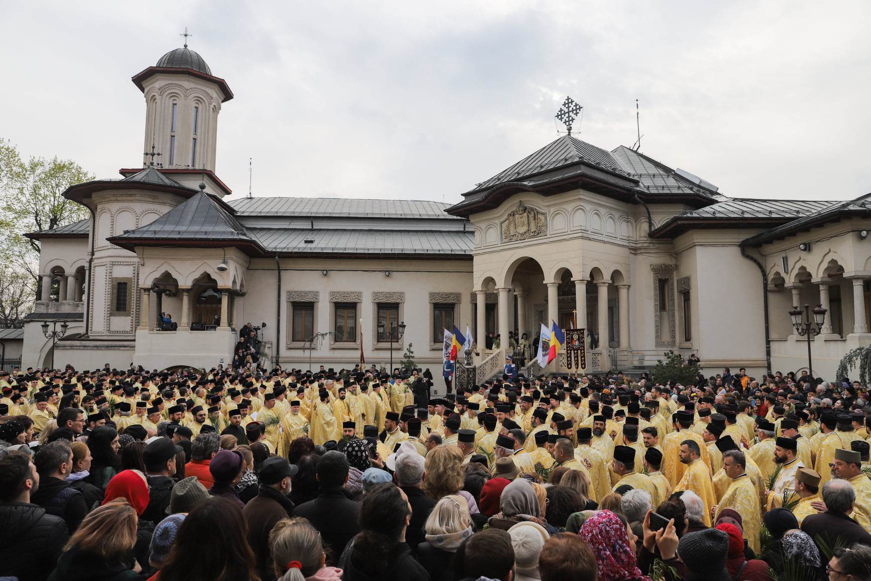 Pelerinaj de Florii în București. Sute de oameni au luat parte la procesiune. Traficul a fost restricționat. FOTO