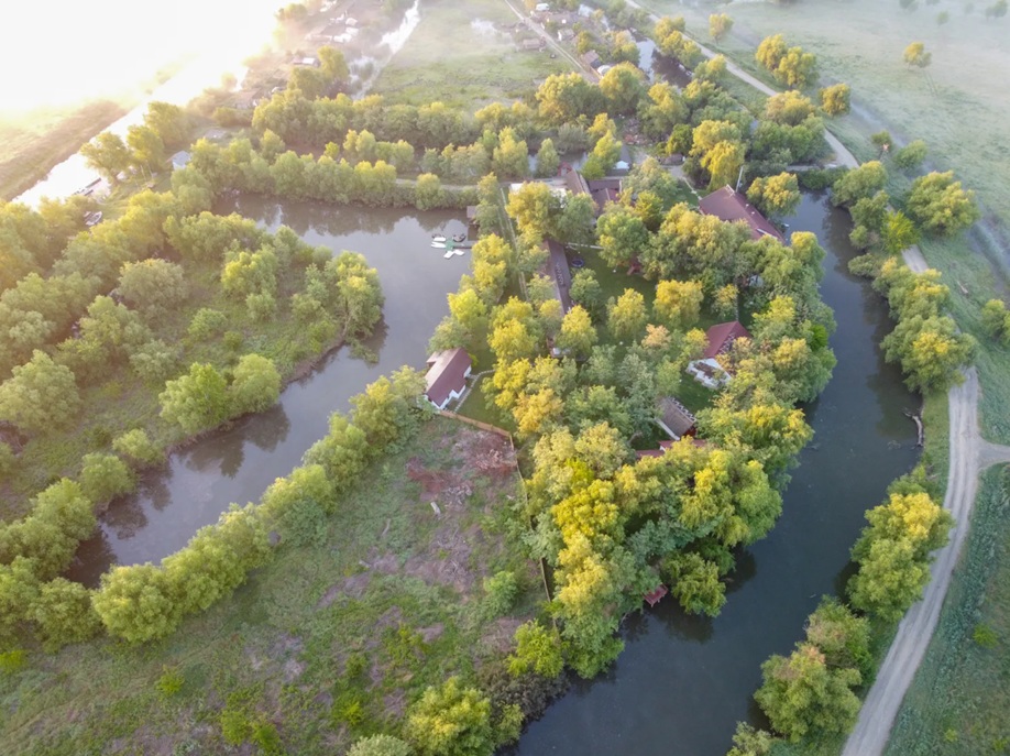 Cum arată insula privată cu resort de lux din Delta Dunării care a fost scoasă la vânzare cu o reducere de 54%. Cât costă întreaga proprietate