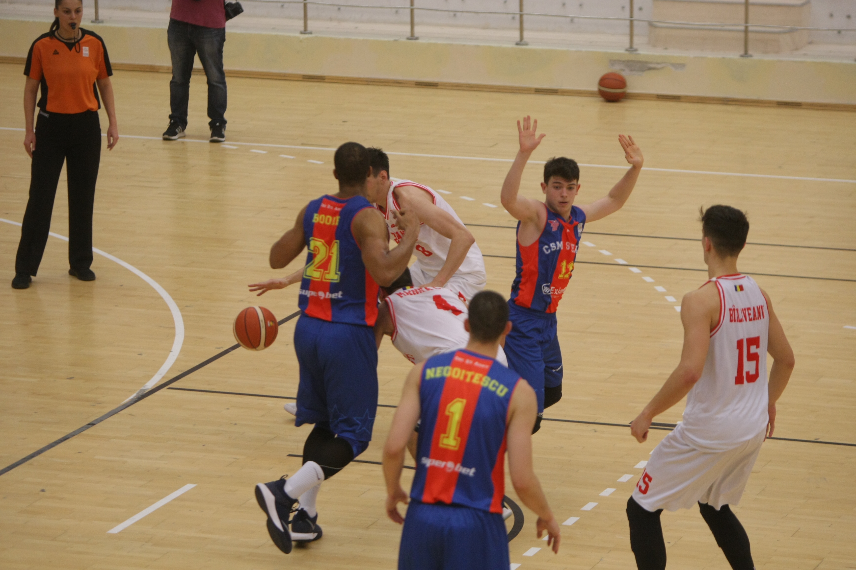 Liga Națională de baschet, etapa a 12-a. Campioana U-BT Cluj, victorie cu scandal la Pitești. Azi s-a jucat Dinamo - Steaua: înfrângere umilitoare pentru gazde | GALERIE FOTO