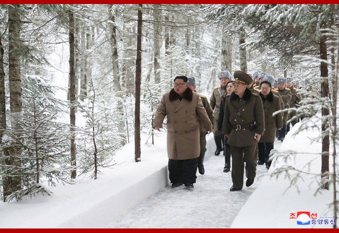 Kim Jong Un, călare pe un cal alb, pe muntele sacru al Coreei de Nord. Imaginile misterioase care prevestesc un anunț major