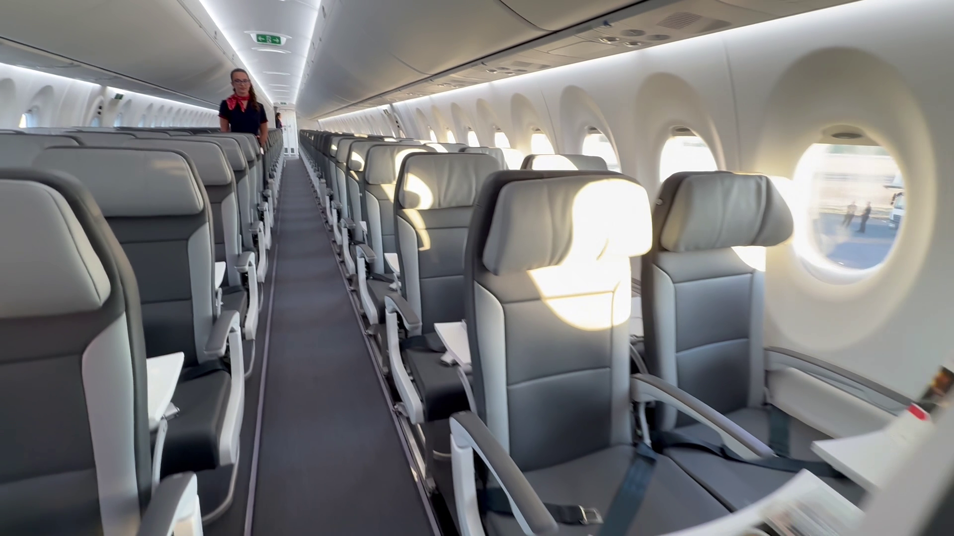 Meniu de lux în cel mai nou Airbus al unei companii românești! Libertatea a urcat la bordul noului avion de peste 100 de milioane de euro