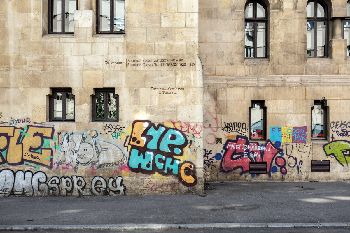 Curățarea Centrului Istoric a început, dar nu se vede. Cea mai profitabilă zonă turistică din București arată deplorabil