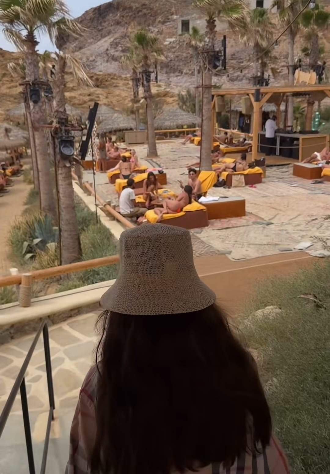 Bianca Drăgușanu, vacanță de lux în Mykonos alături de fiica ei. Cât costă o singură noapte la hotelul exclusivist ales de vedetă