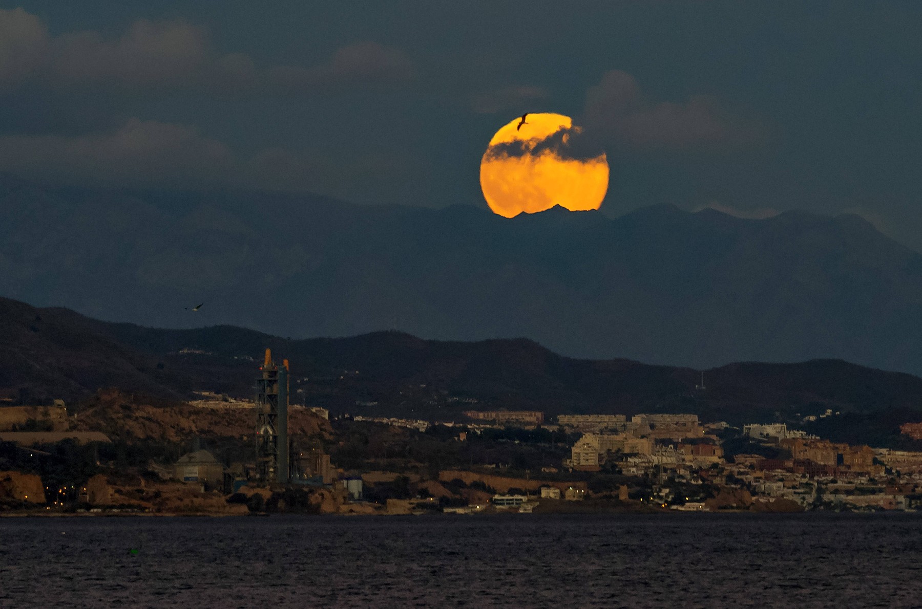 Imagini unice cu Luna Vânătorului, cea mai mare și mai strălucitoare superlună din 2024