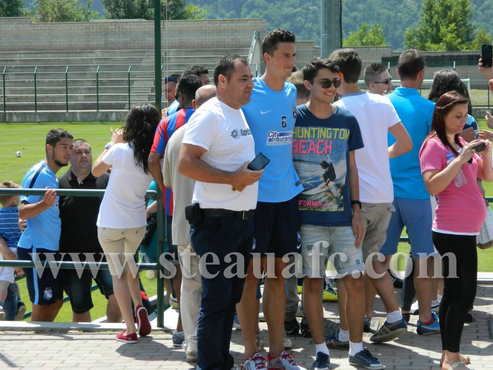 GALERIE FOTO / Suporteri campioni! Fanii s-au înghesuit să-i vadă pe stelişti la antrenament