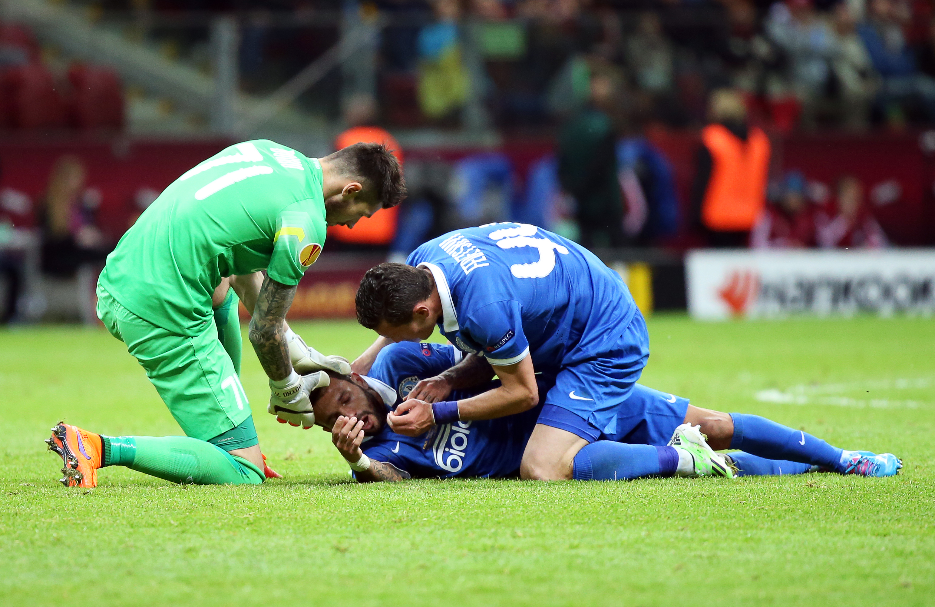 Șoc și groază în finala Ligii Europa! Matheus s-a prăbușit subit pe teren, iar medicii au intervenit de urgență / GALERIE FOTO & VIDEO
