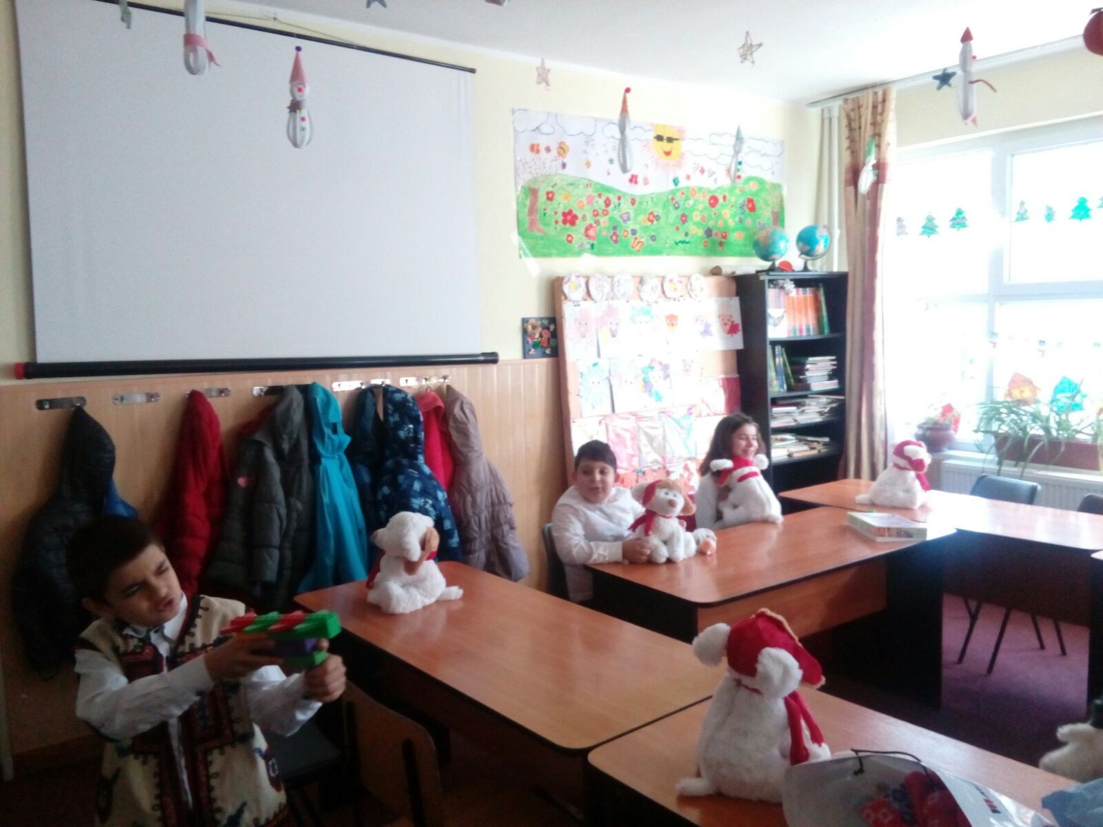 REPORTAJ/Au parte doar uneori de o masă caldă pe zi și îl așteaptă cu înfrigurare pe Moș Crăciun| FOTO