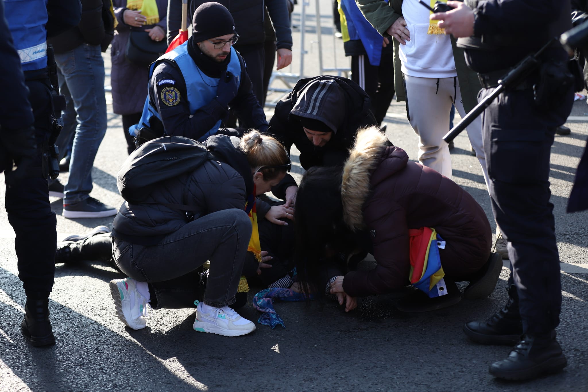 Patru dosare penale şi cinci amenzi, după protestul din Piaţa Victoriei. Jandarmii au folosit gaze lacrimogene
