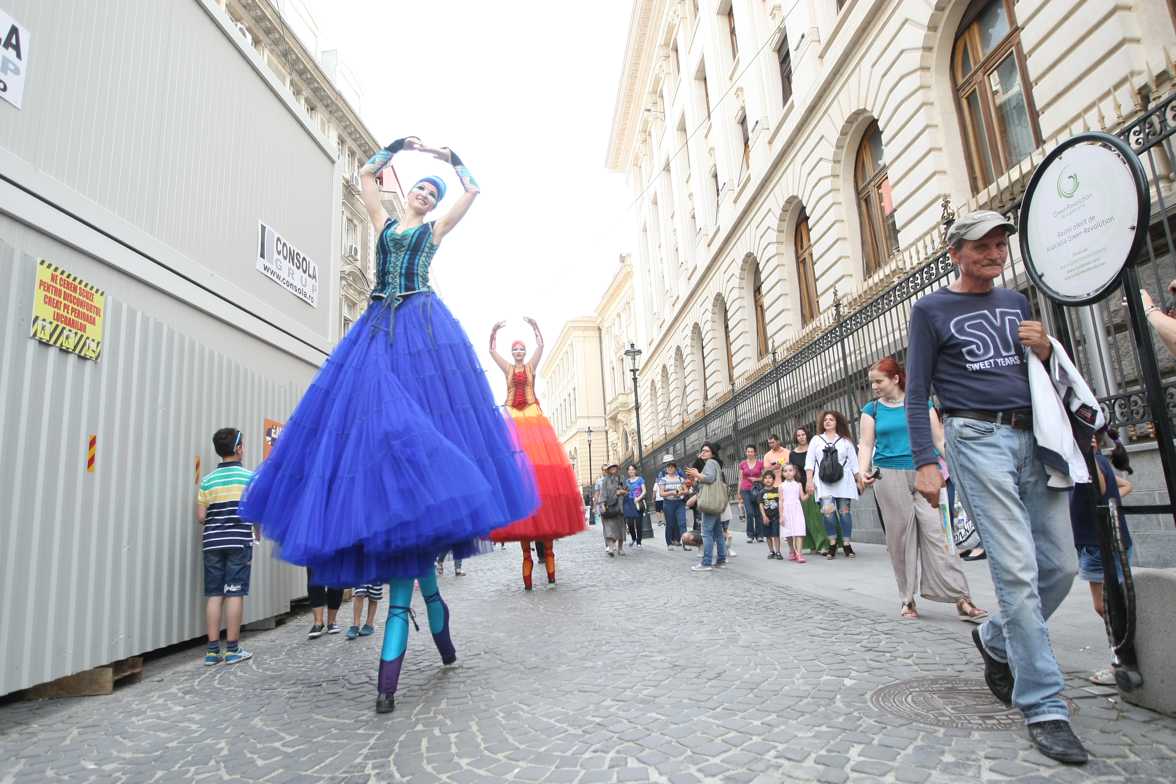 Weekend plin de evenimente în țară!  Spectacole de teatru în stradă, sexy-spălătoria auto și cursa nebună cu obstacole 