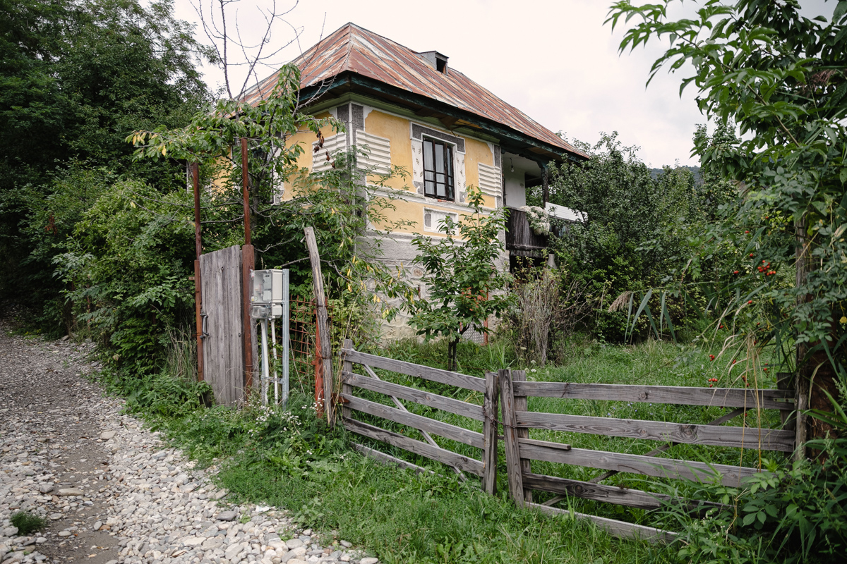 REPORTAJ. Viața celor 10 locuitori rămași în satul în care Gigi Becali a făcut o mănăstire și are planuri pentru alta: „Domnul ăsta a venit la poartă, m-a întrebat câţi ani am, apoi s-a dus şi mi-a adus o găleată de apă”