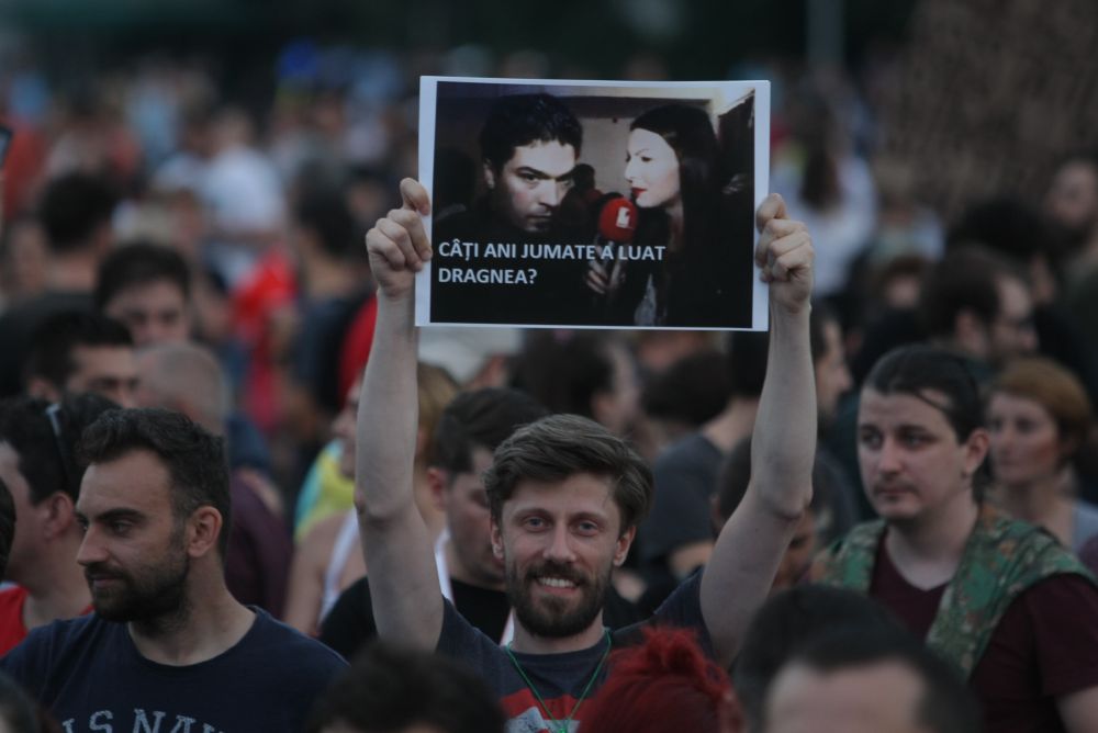 FOTO&VIDEO/ Câteva mii de persoane au protestat în Piața Victoriei, joi seară