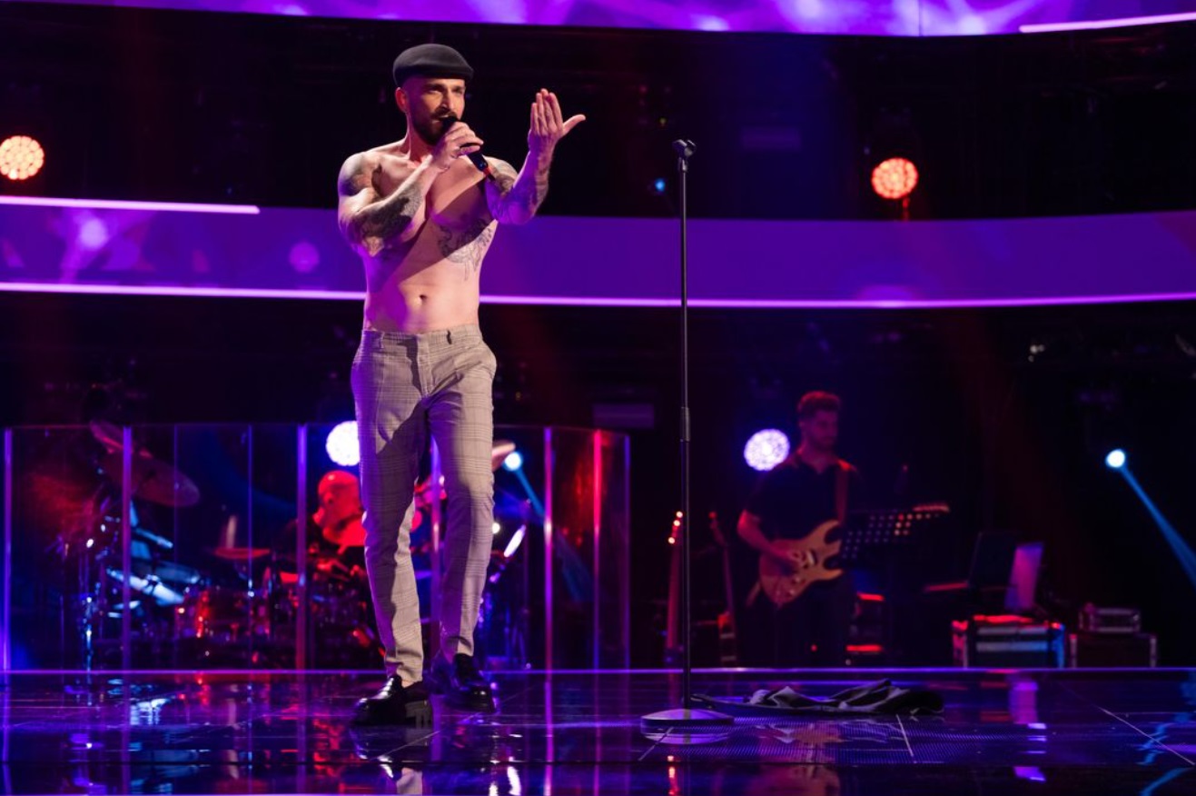 Silviu Mircescu a făcut striptease în timp ce a cântat la Vocea României 2024: „Fetele încă urlă în public”. În ce echipă a ajuns actorul