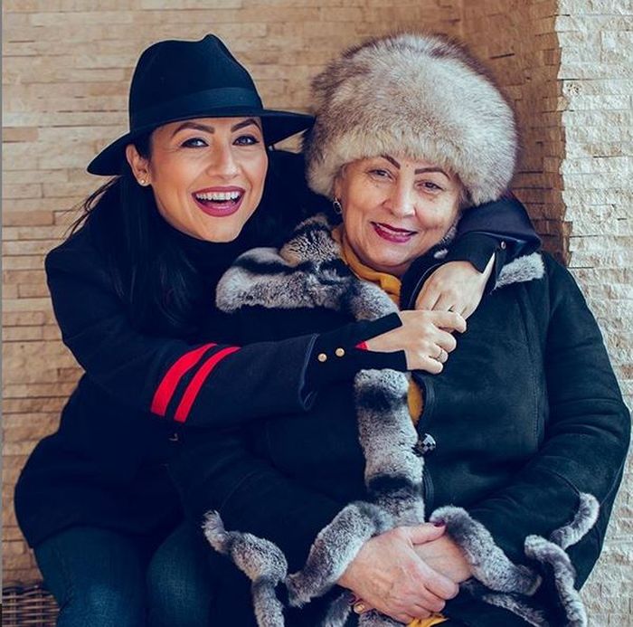 Cum au apărut Andra și mama ei la piață. Cântăreața se bucură de timp în familie, alături de părinți și surorile ei