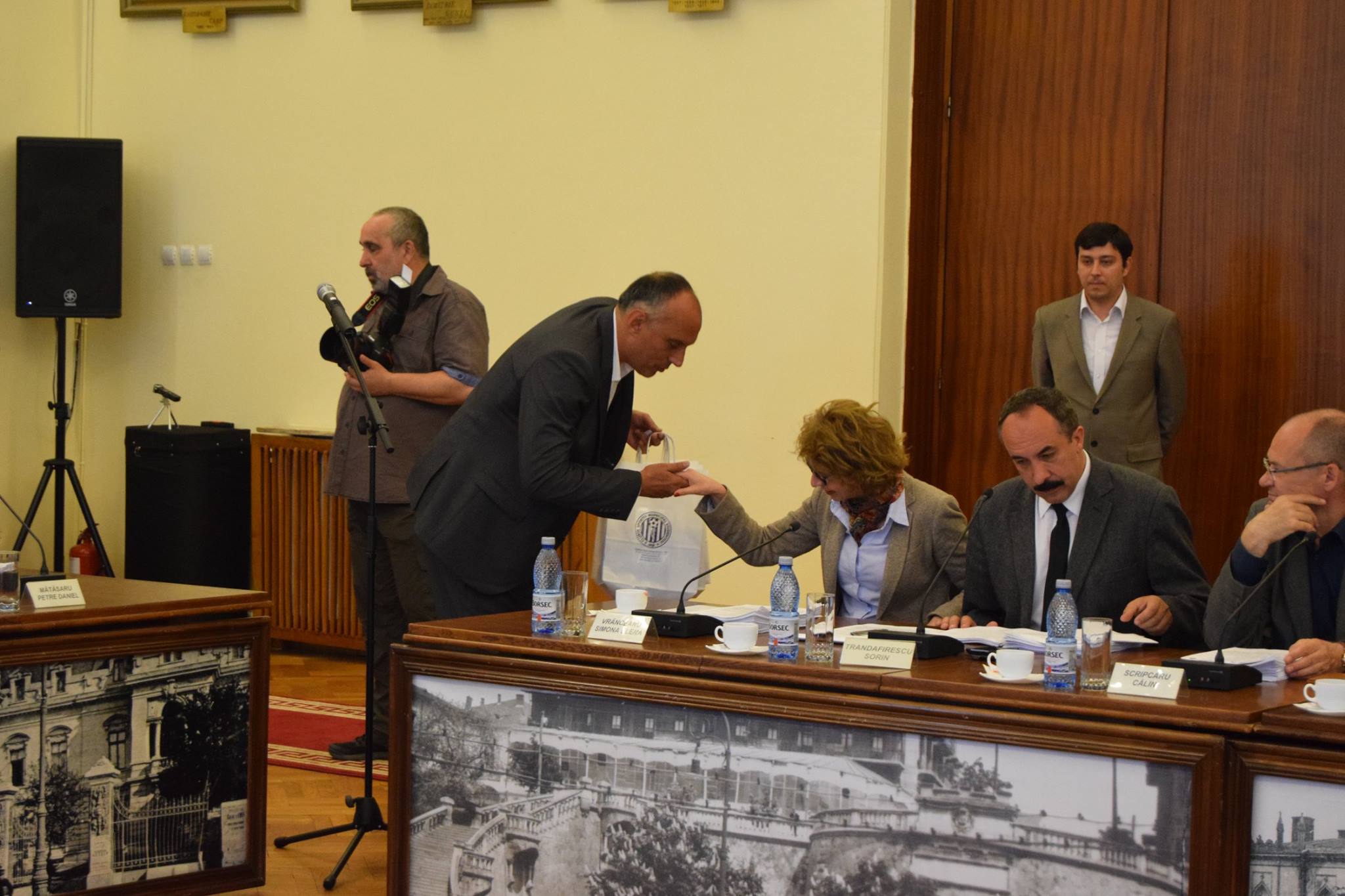 S-a întâmplat la Iași. Și-au prelungit contractele, iar apoi au mers să dea cadouri politicienilor / GALERIE FOTO