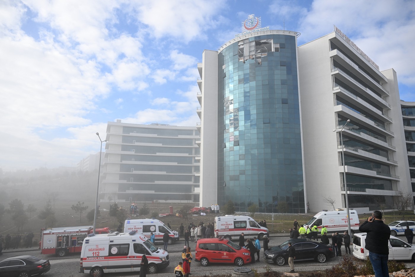 Un elicopter-ambulanță s-a prăbușit după ce s-a izbit de un spital din Turcia. Patru persoane au murit